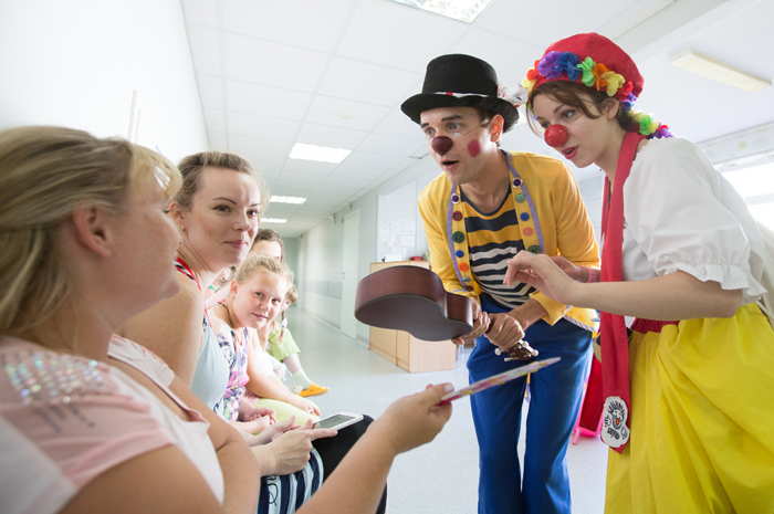 КЛОУН, КОТОРЫЙ ЖИВЕТ В БОЛЬНИЦЕ